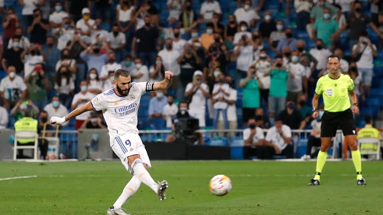 Benzema ấn định chiến thắng cho Real Madrid trên chấm 11m (Ảnh: Reuters).