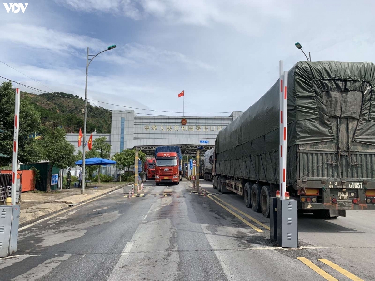 Tại cửa khẩu Tân Thanh, Hữu Nghị ở Lạng Sơn, giao thông cũng được đảm bảo thông suốt, phương tiện vận chuyển nông sản di chuyển thuận lợi.