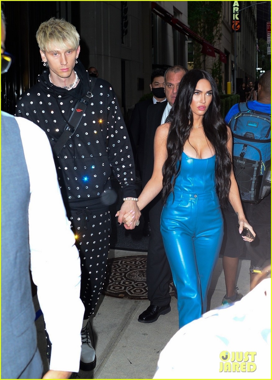 megan fox dien jumpsuit bo, khoe body nong bong ben ban trai hinh anh 3