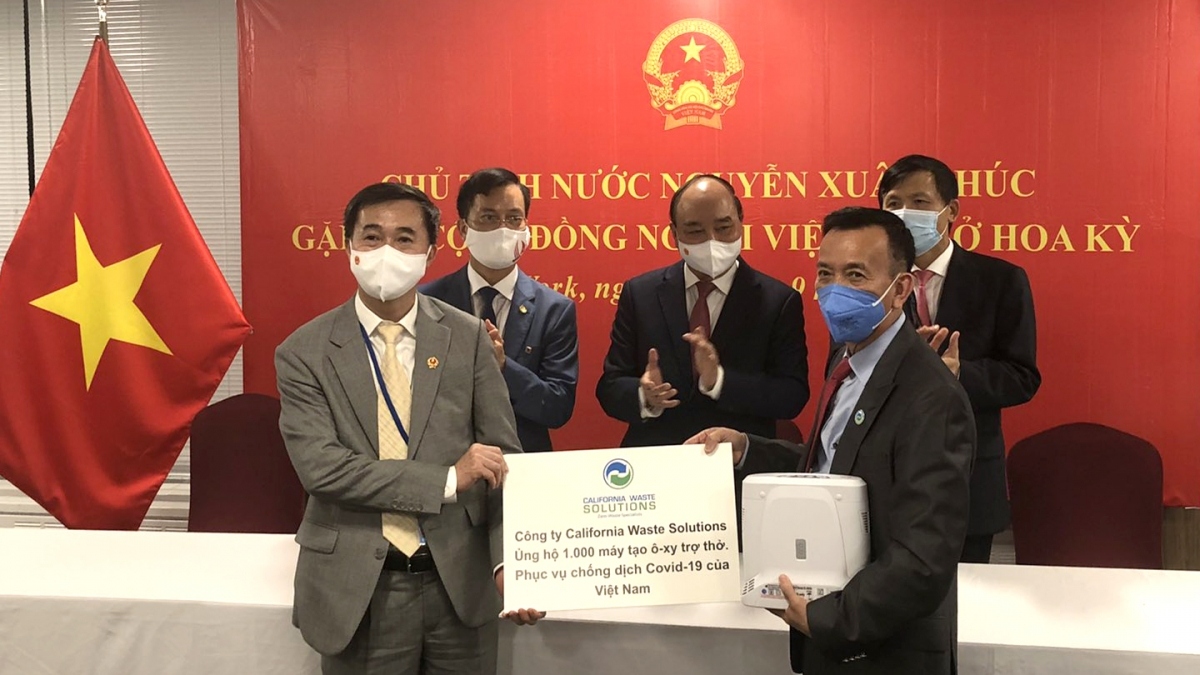 President Phuc witnessed the handing over of 1,000 ventilators donated by David Duong, a Vietnamese-American businessman to support Vietnam’s COVID-19 fight.