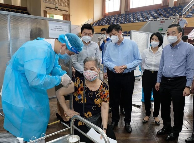 health minister asks hanoi to ensure progress, safety of covid-19 vaccination picture 1