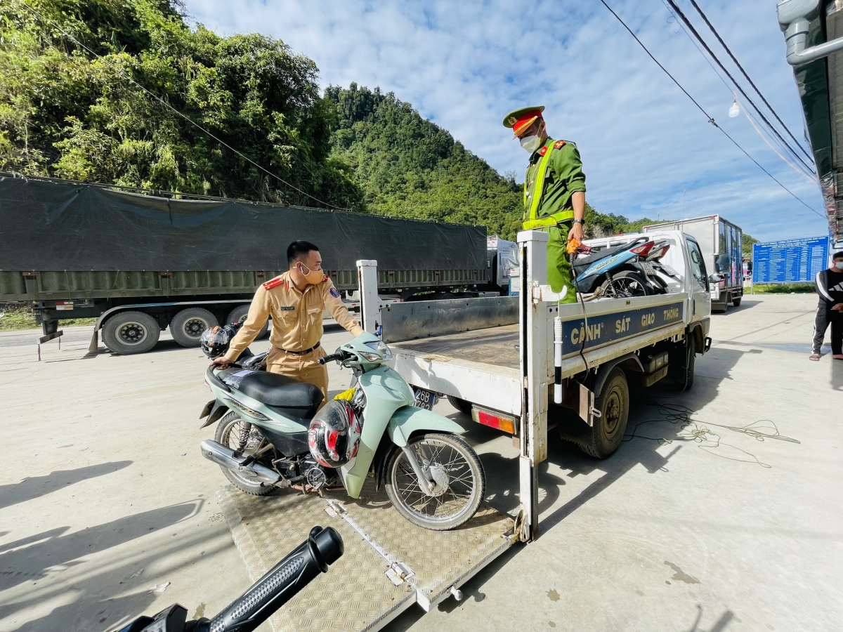 Công an huyện Mộc Châu tiếp nhận và vận chuyển miễn phí phương tiện mô tô cho người dân