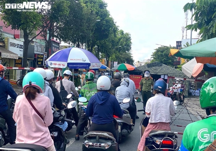 locals rush to buy mooncakes as major cities ease covid-19 restrictions picture 12