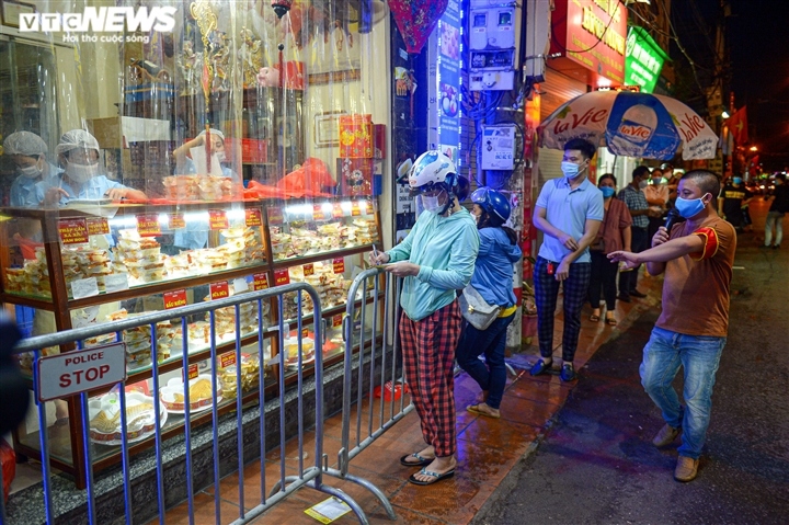 locals rush to buy mooncakes as major cities ease covid-19 restrictions picture 2