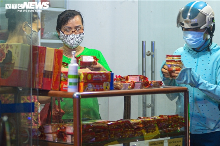 locals rush to buy mooncakes as major cities ease covid-19 restrictions picture 3