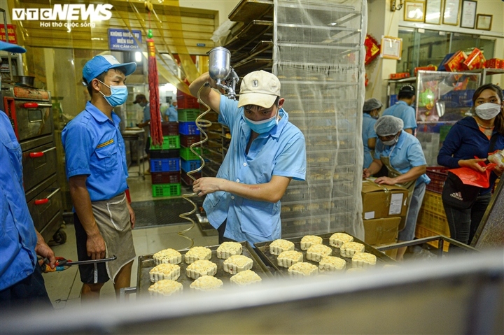 locals rush to buy mooncakes as major cities ease covid-19 restrictions picture 5
