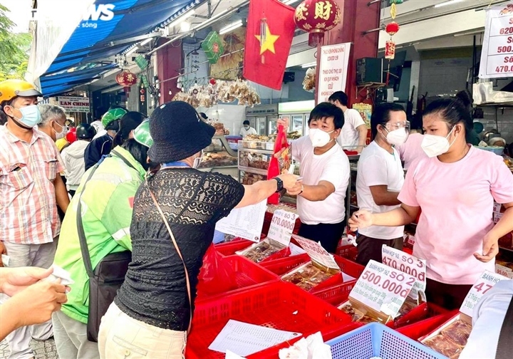 locals rush to buy mooncakes as major cities ease covid-19 restrictions picture 9