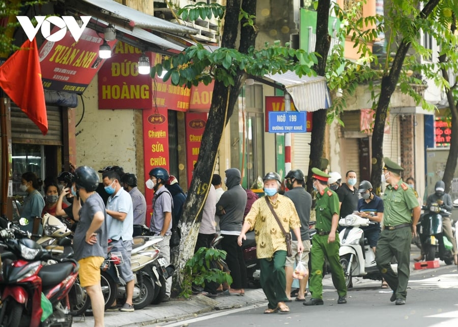 Người dân, shipper chen lấn mua hàng như chưa hề có dịch Covid-19