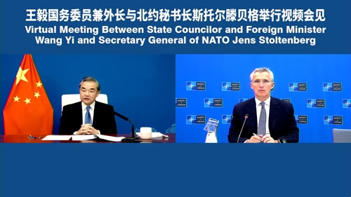 Ngoại trưởng Trung Quốc Vương Nghị và Tổng thư ký NATO Jens Stoltenberg gặp trực tuyến. Ảnh: Bộ Ngoại giao Trung Quốc.