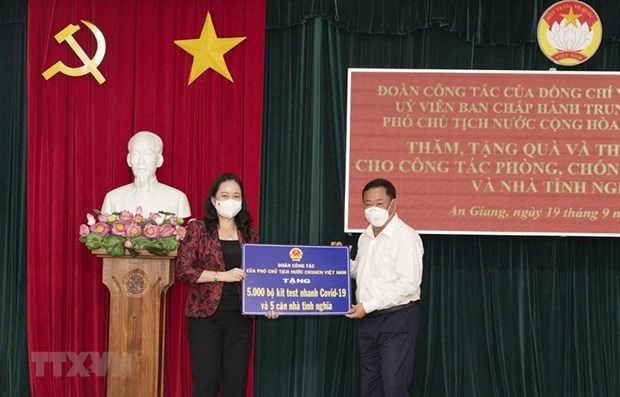 vice president presents pandemic prevention gifts to an giang picture 1