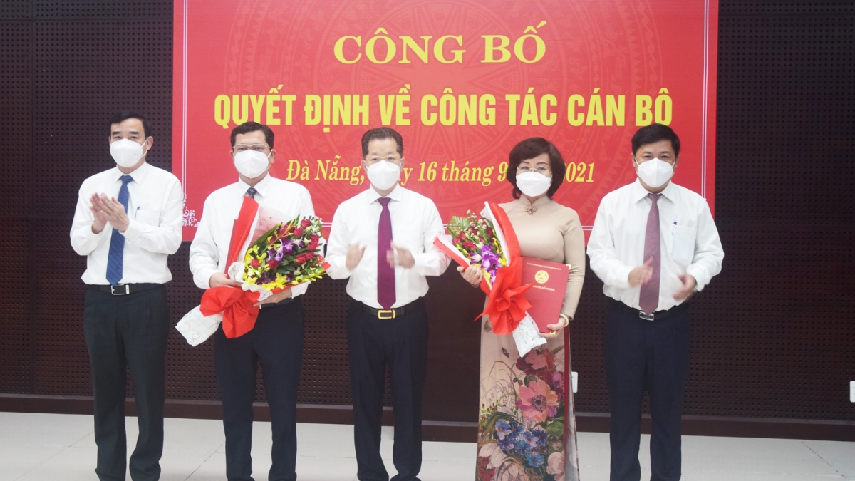 Bí thư Thành uỷ Đà Nẵng Nguyễn Văn Quảng (giữa) và lãnh đạo thành phố chúc mừng 2 tân Phó Chủ tịch UBND thành phố là ông Trần Phước Sơn và bà Ngô Thị Kim Yến.