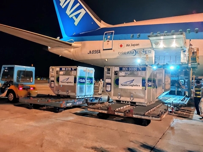 A batch of AstraZeneca COVID-19 vaccine donated by Japan arrived at Noi Bai International Airport on June 16. (Photo: cpv.org.vn)
