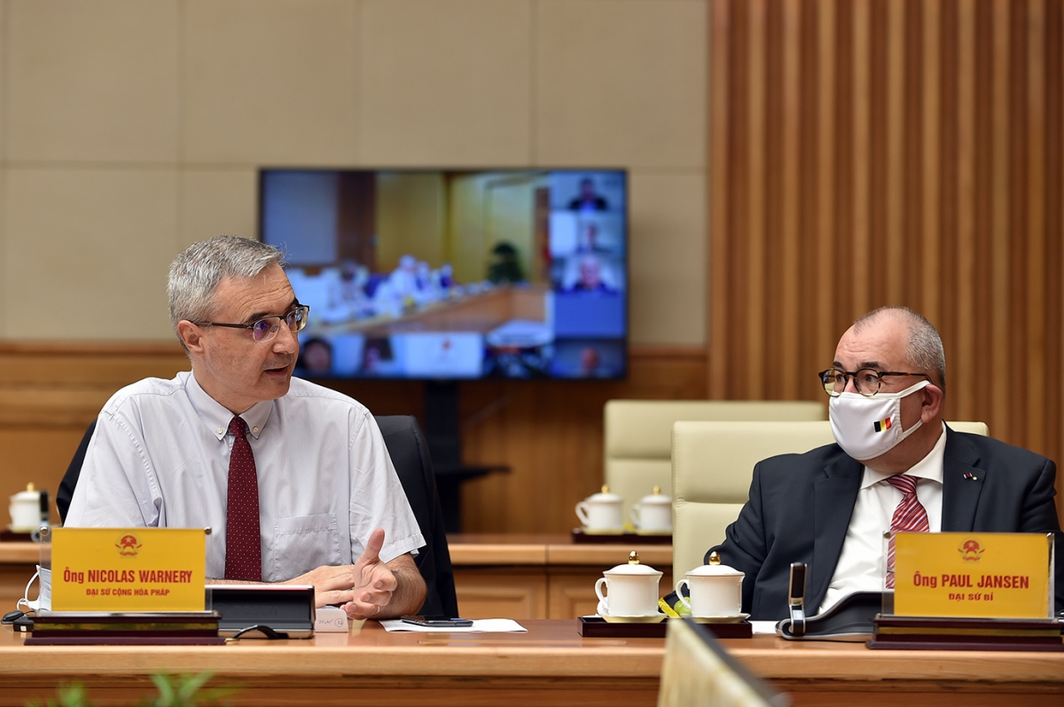 French Ambassador to Vietnam Nicolas Warnery speaks at the meeting. (Photo: VGP)