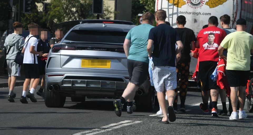 ronaldo lai lamborghini urus dao pho manchester hinh anh 5