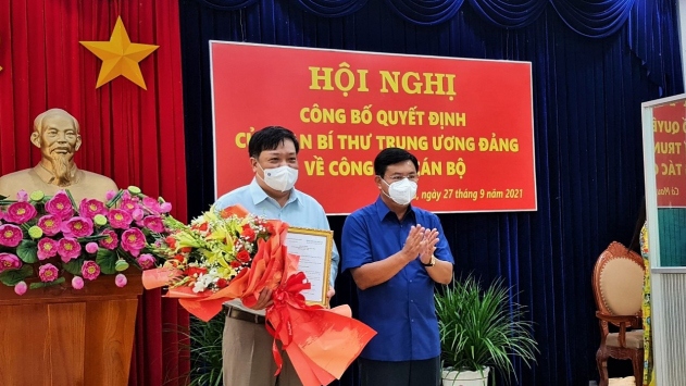 Ông Nguyễn Tiến Hải, Bí thư Tỉnh uỷ Cà Mau đã trao quyết định cho ông Phạm Thành Ngại
