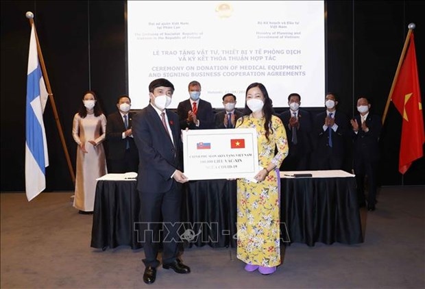 na chairman witnesses signing of deals between vietnamese and european firms picture 1