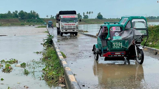 Siêu bão Chanthu đổ bộ Philippines gây mất điện diện rộng, làm hư hại nhiều nhà cửa