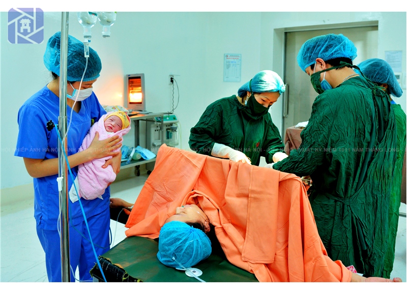 Second prize has been awarded to a photo featuring doctors welcoming a new-born baby.