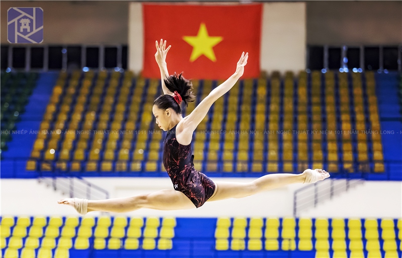 A photo showing a Vietnamese athlete practicing gymnastics wins third prize.