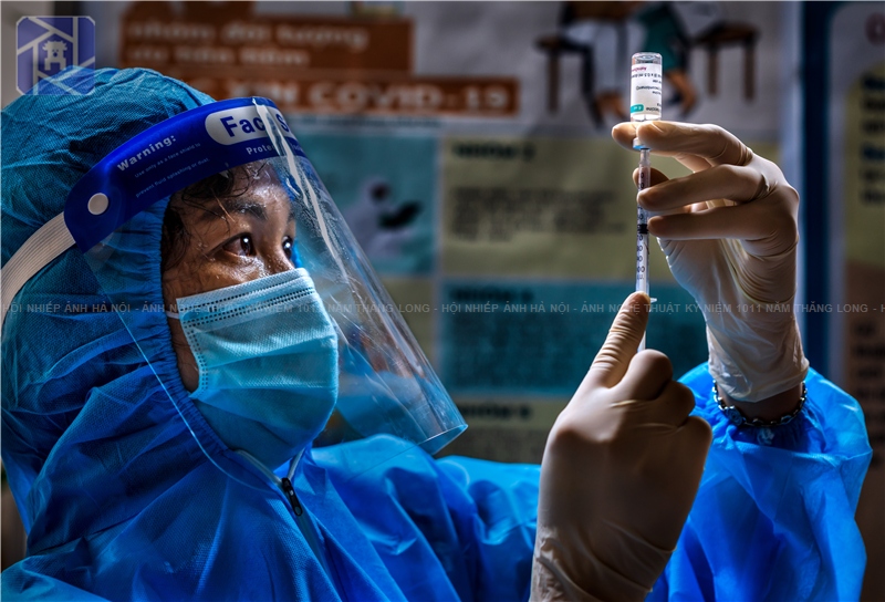 A healthcare worker preparing to inject a COVID-19 vaccine obtains third prize.