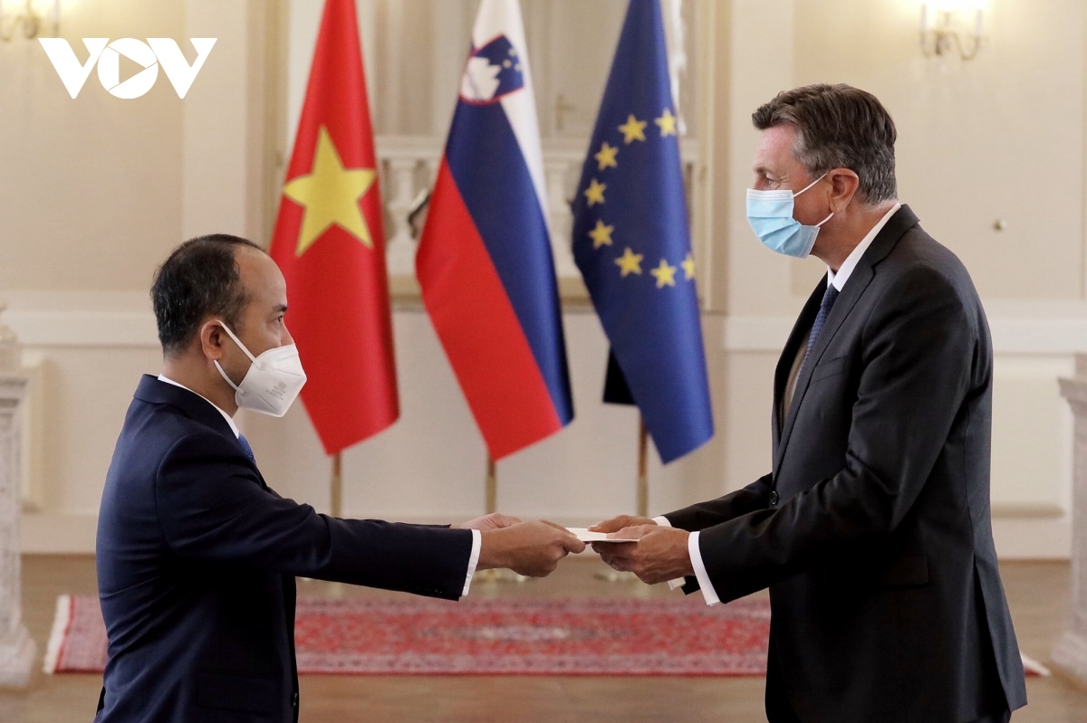 Newly accredited Ambassador Nguyen Trung Kien (L) has presented his credentials to President Borut Pahor in Ljubljana capital.