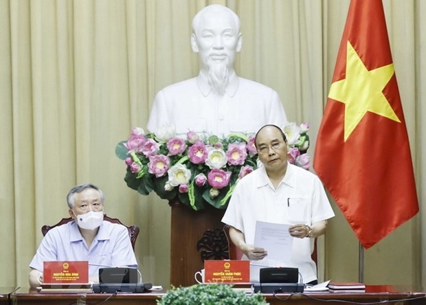 President Nguyen Xuan Phuc speaks at the working session.