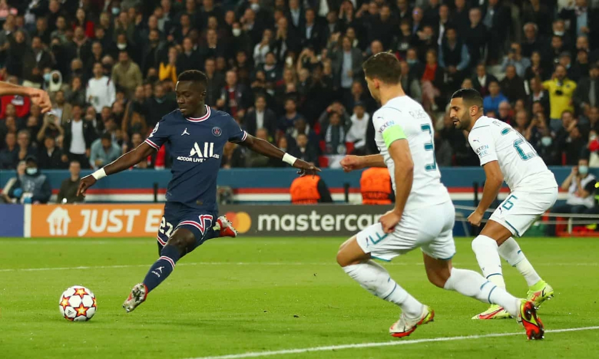 Gueye sút tung lưới Man City sau pha phối hợp của bộ 3 Messi - Mbappe - Neymar. (Ảnh: Getty)