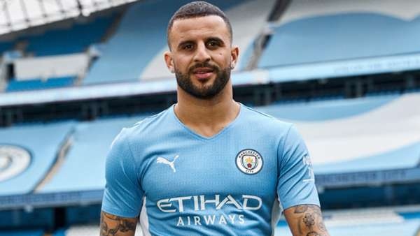 Áo sân nhà Man City.