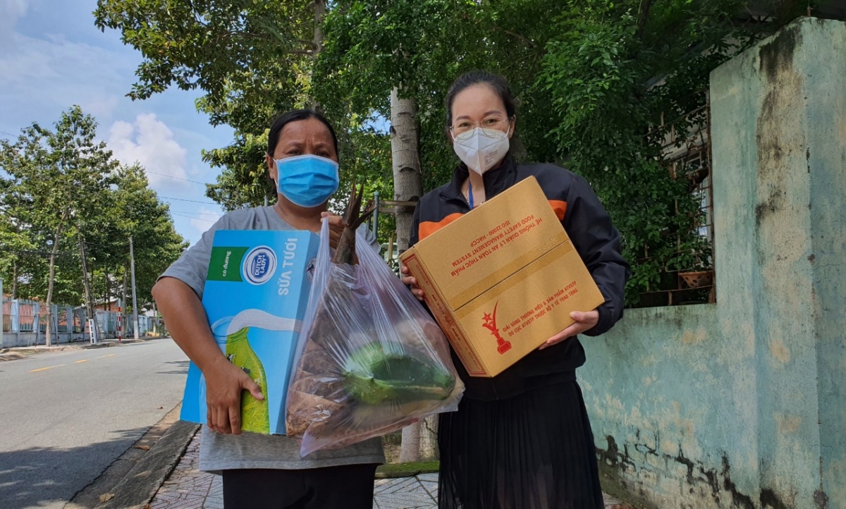 Phóng viên Thiên Lý tích cực tham gia các hoạt động thiện nguyện.