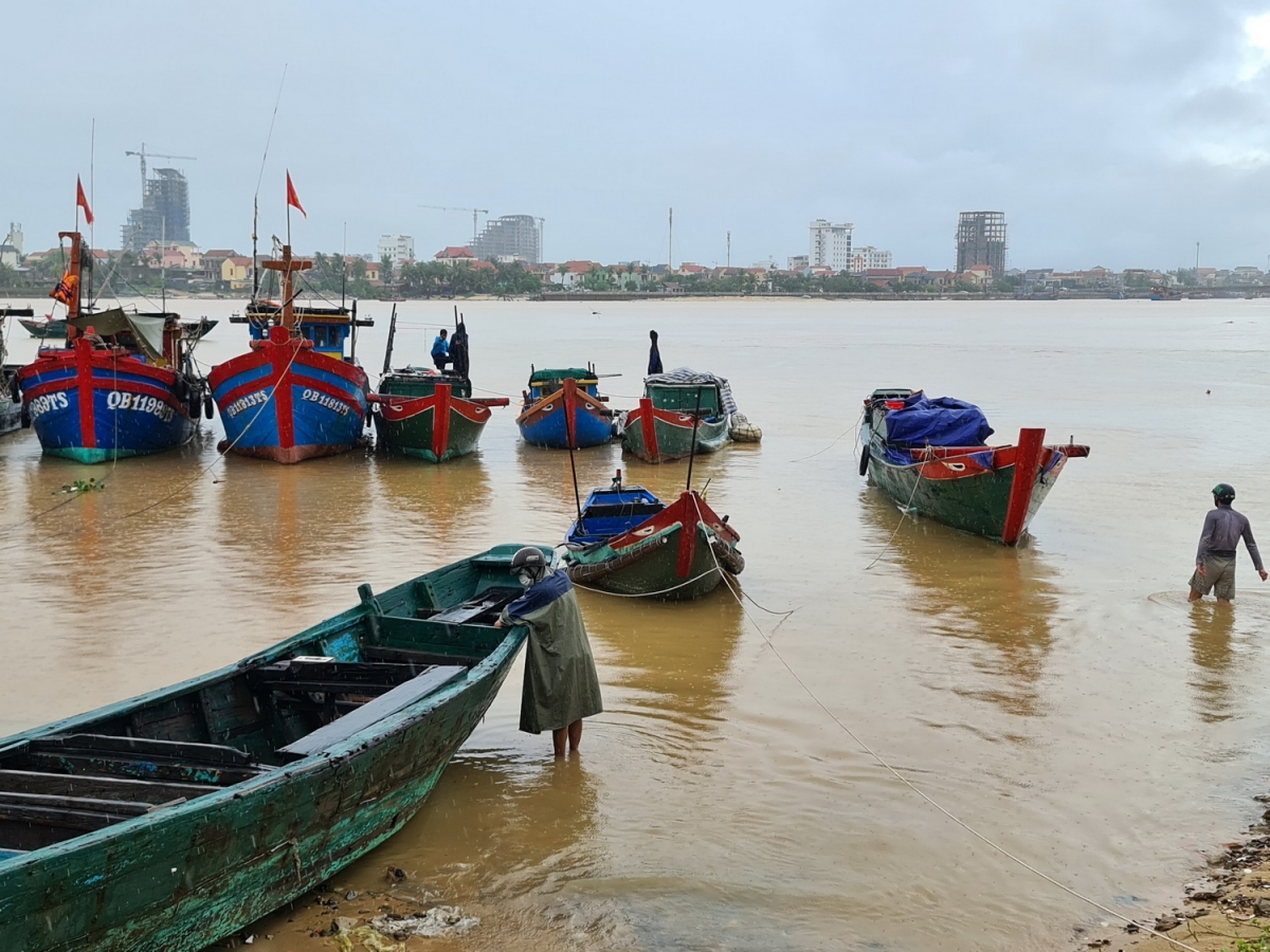 Đà Nẵng và Quảng Bình chuẩn bị phương án di dời dân tránh bão số 5