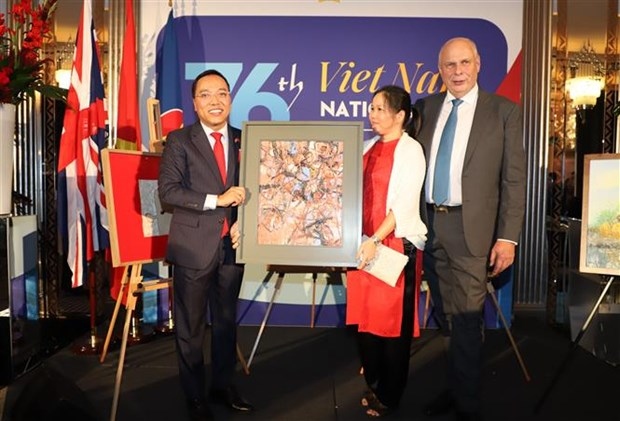 Đại sứ quán Việt Nam tổ chức đấu giá thành công 3 bức tranh của các họa sỹ trẻ Việt Nam nhằm gây quỹ cho công tác phòng chống dịch COVID-19 trong nước, với tổng số tiền thu được là 6.700 bảng.