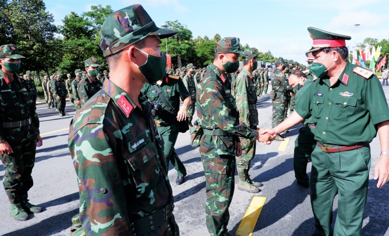 Trung tướng Nguyễn Xuân Dắt, Tư lệnh Quân khu 9 giao quyết tâm cho cán bộ chiến sỹ: Để chiến thắng dịch, đòi hỏi mỗi cán bộ chiến sỹ cần xác định quyết tâm mới, trách nhiệm mới để đầy lùi và chiến tháng dịch bệnh.