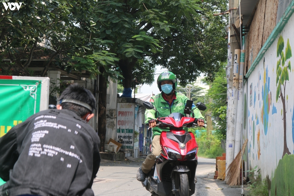 hcm city removes barriers to ease travel for locals in green zones picture 5