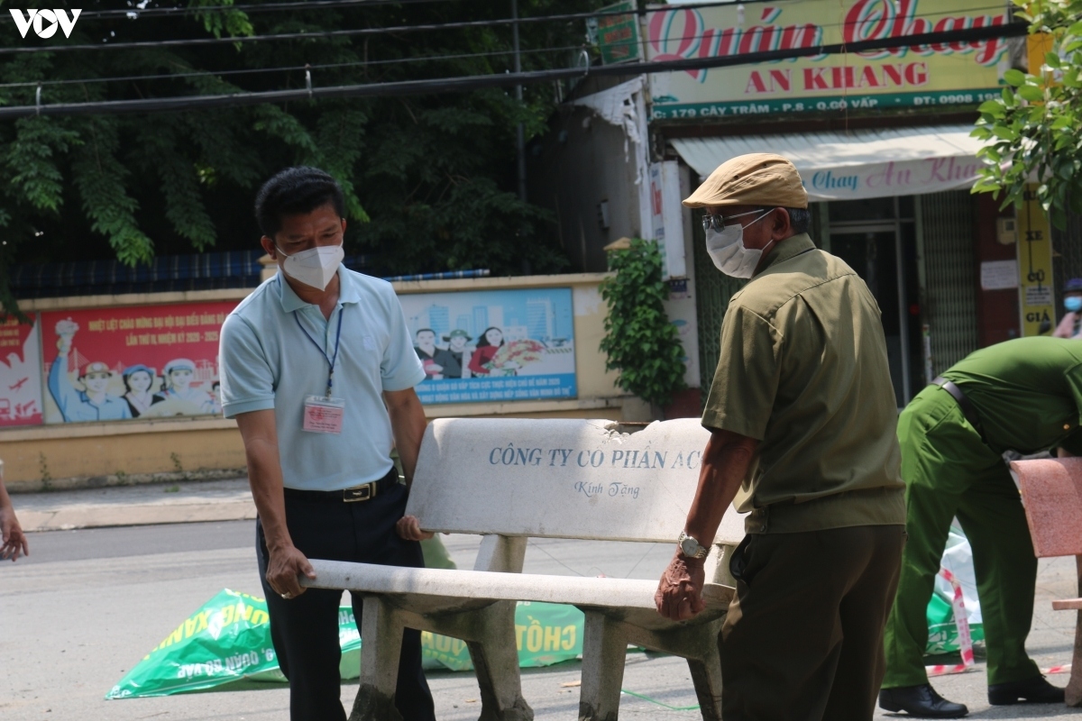 hcm city removes barriers to ease travel for locals in green zones picture 6