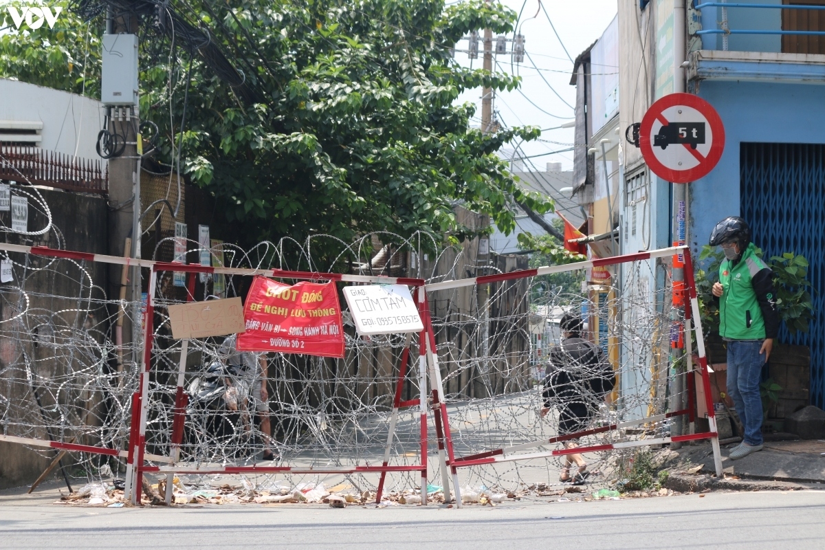 hcm city removes barriers to ease travel for locals in green zones picture 8