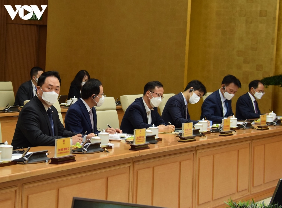 pm assures rok businesses of vietnam s effective covid-19 measures picture 2