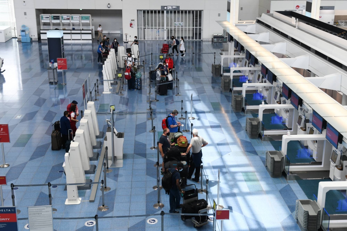 Hai du khách có kết quả xét nghiệm dương tính với biến thể Mu được phát hiện tại 2 sân bay của Nhật Bản. Ảnh: Bloomberg