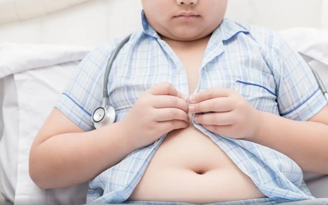 Đừng vội phán xét, chì chiết cha mẹ khi trẻ béo phì | VOV.VN