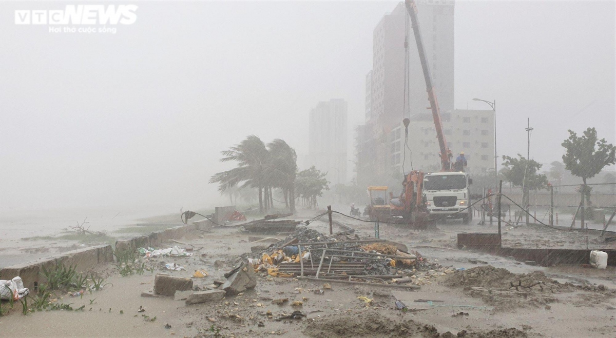 Though Conson is yet to make landfall, strong winds and high tidal surges have damaged parts of the sea embankment system in Da Nang city. (Photo: VTC)