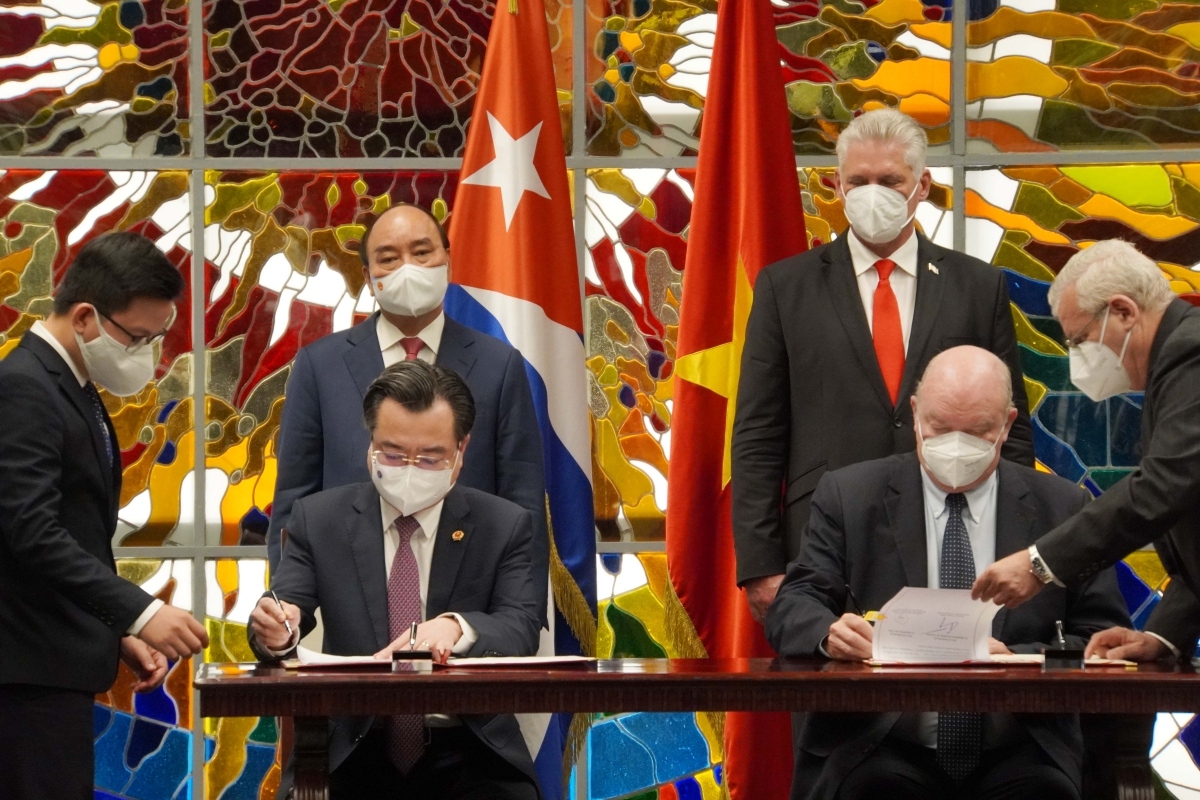 The two presidents witness the signing of a number of cooperation agreements between the two countries.