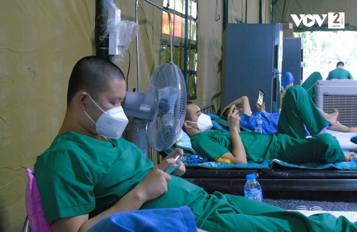 Phút giải lao của nhân viên y tế tại BV dã chiến số 16