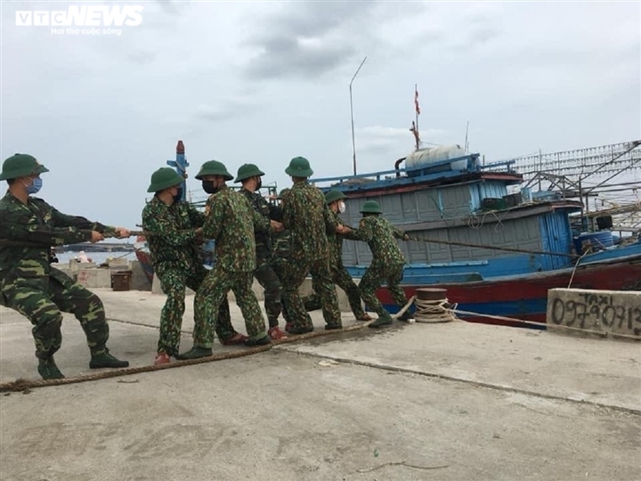 locals in central vietnam rush to cope with upcoming typhoon picture 3