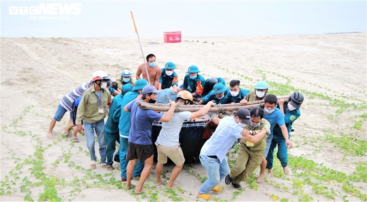 locals in central vietnam rush to cope with upcoming typhoon picture 7