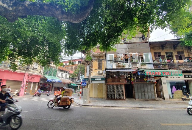 Hanoi is currently implementing social distancing measures until September 21, which falls on the 15th day of the eighth lunar month and coincides with the full-moon festival. Therefore, there is no chance for traders to do any business before the festival starts.