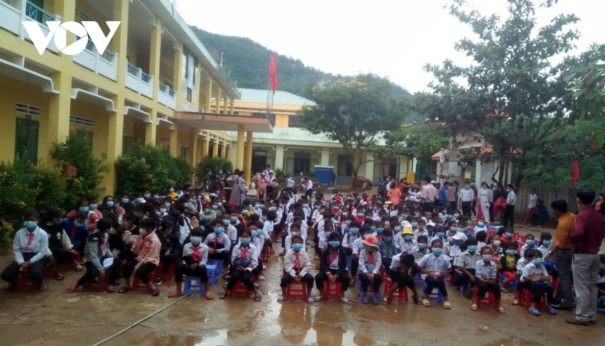 vietnamese students begin new school year in person, online picture 3