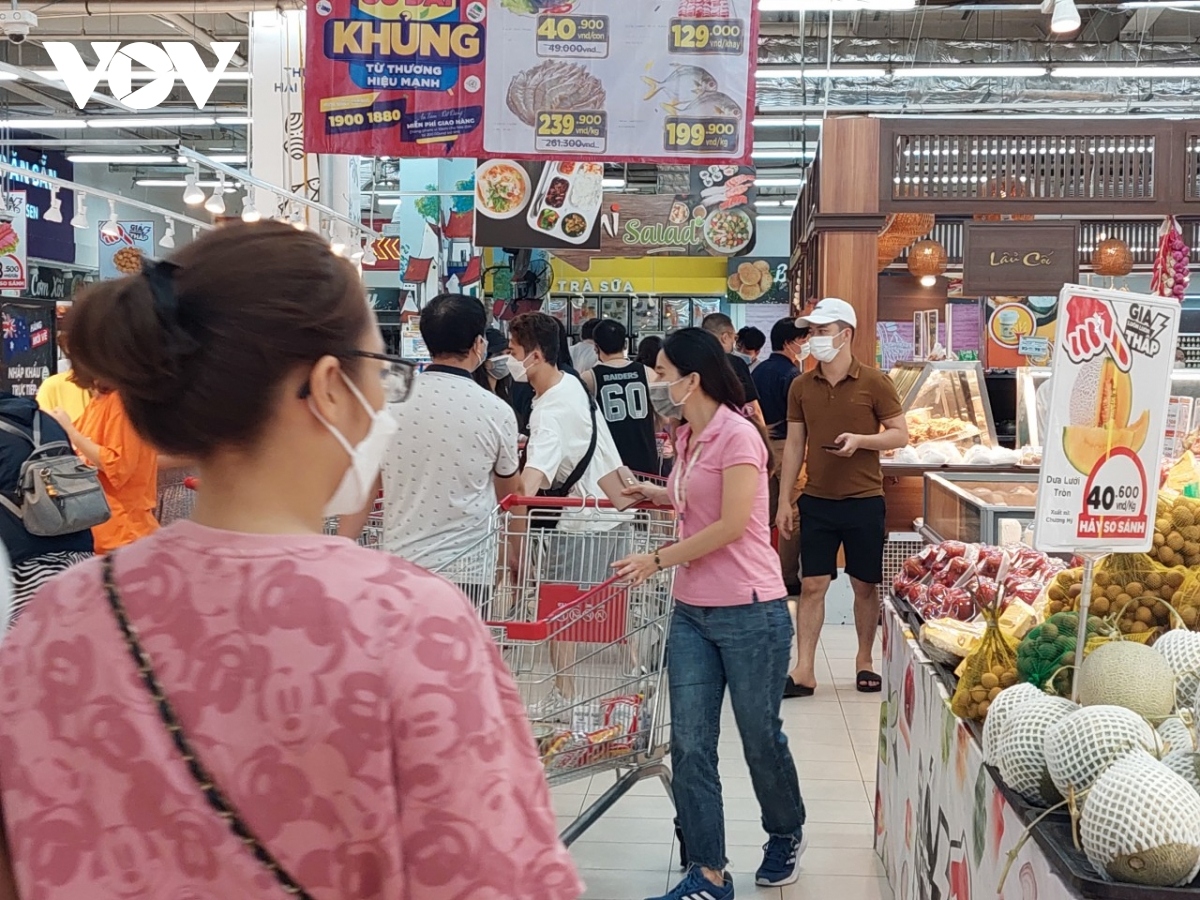 crowded supermarkets in hanoi a challenge to safe social distancing picture 3
