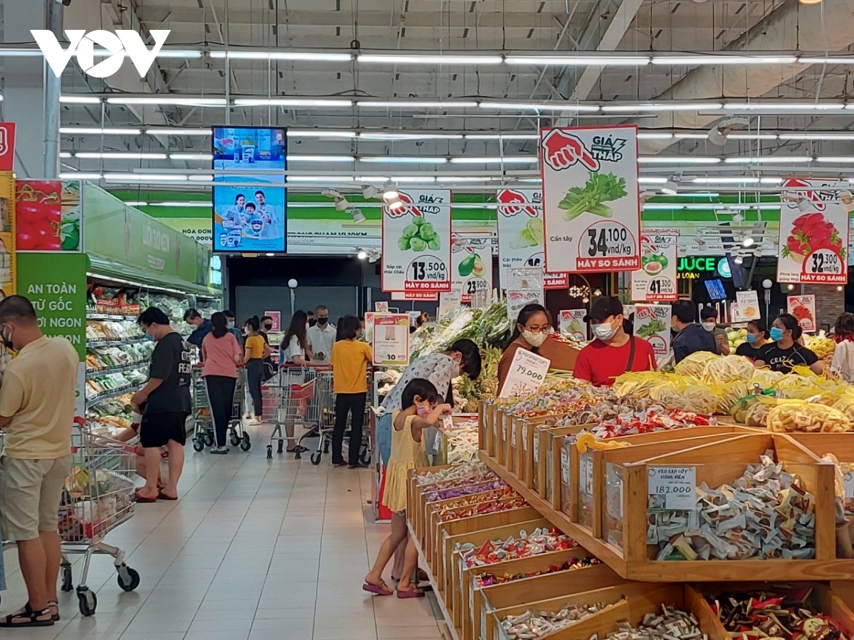 crowded supermarkets in hanoi a challenge to safe social distancing picture 6