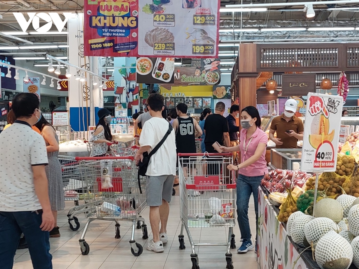 crowded supermarkets in hanoi a challenge to safe social distancing picture 7