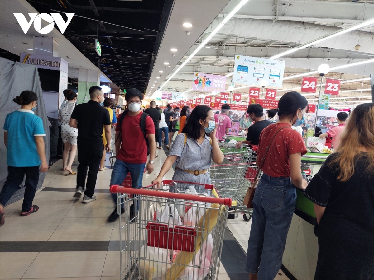 crowded supermarkets in hanoi a challenge to safe social distancing picture 8