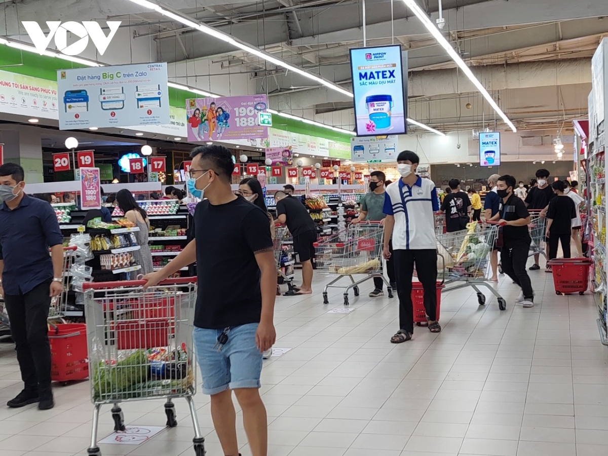crowded supermarkets in hanoi a challenge to safe social distancing picture 9